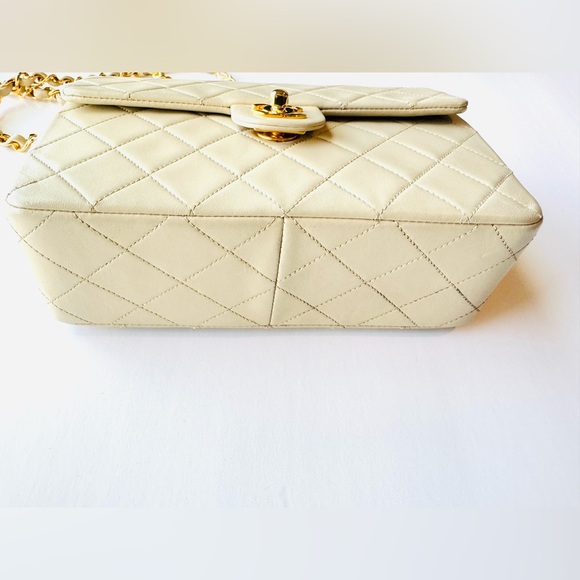 Vintage CHANEL Beige Mini Bag 90s Gold Hardware Lambskin Final price drop ๐ - Picture 13 of 15